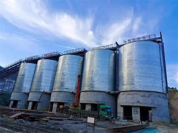 西安螺旋咬口鋼板倉施工現(xiàn)場
