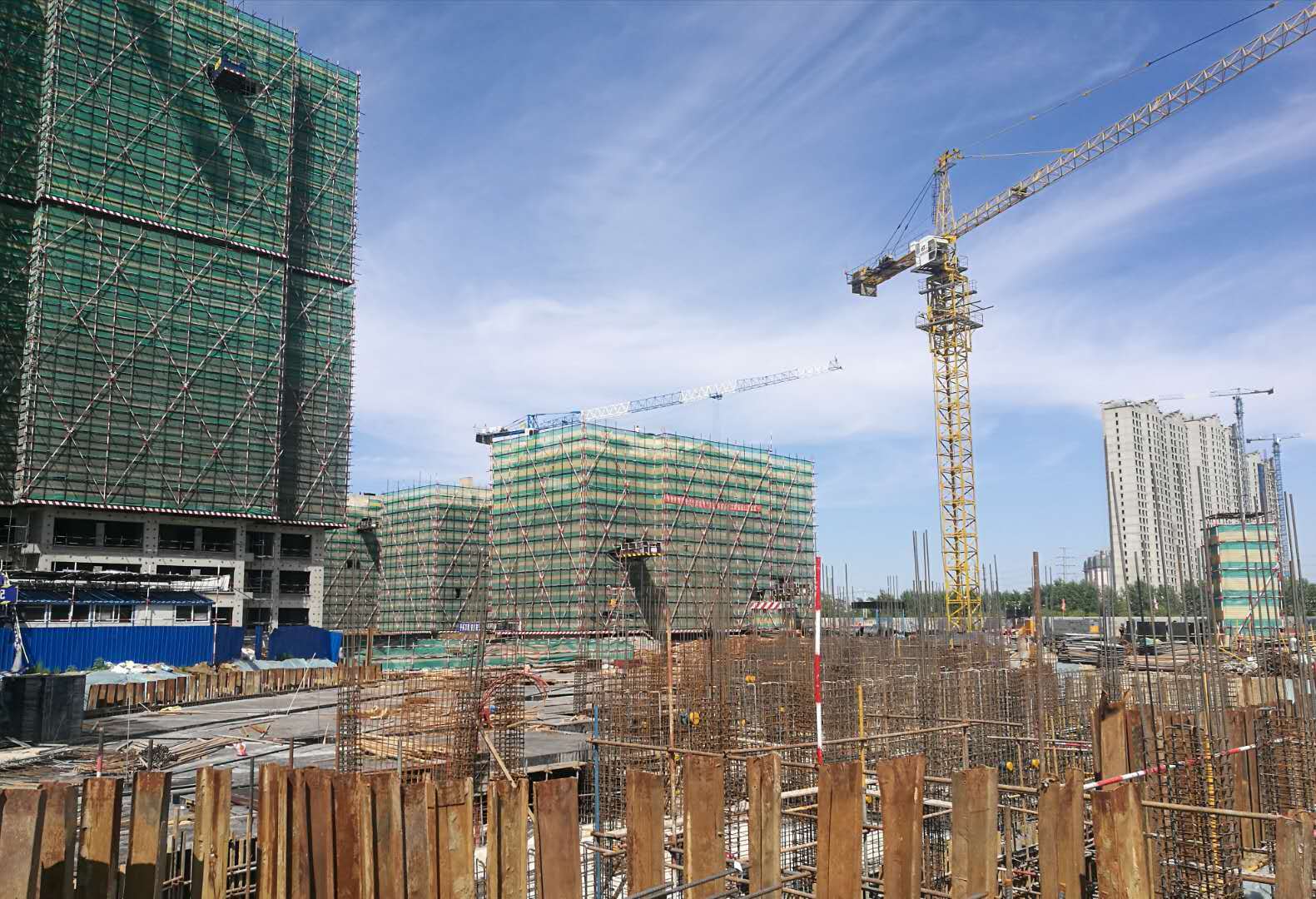 哈安建工程部負責人(rén)及相關工作人(rén)員前往主要(yào / yāo)重點項目建設現場看進度