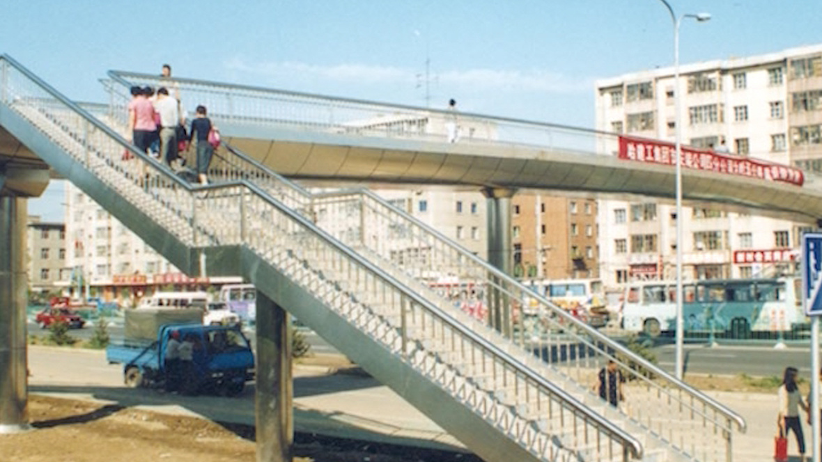哈五公路人(rén)行過街天橋